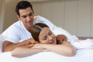Dar un masaje a tu pareja mejora su bienestar y también el tuyo